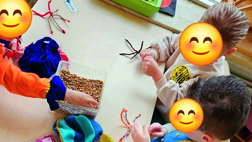 Leerlingen groep 2 en 3 Veldzijde maken kerststerren.jpg