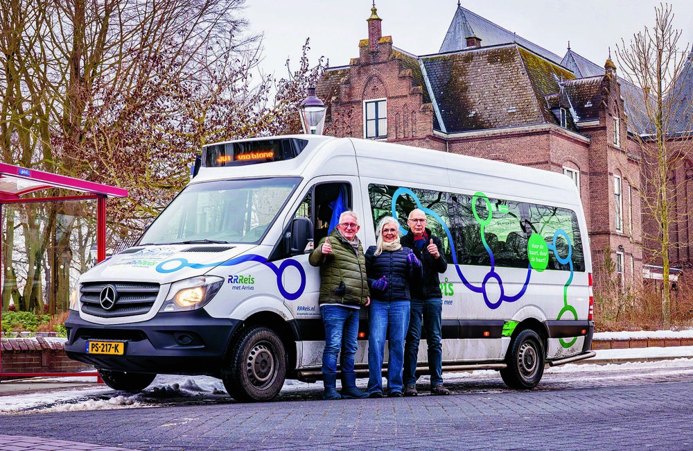 Buschauffeurs Frans Nijhuis en Joop Jansink met Martha Horstman.jpg