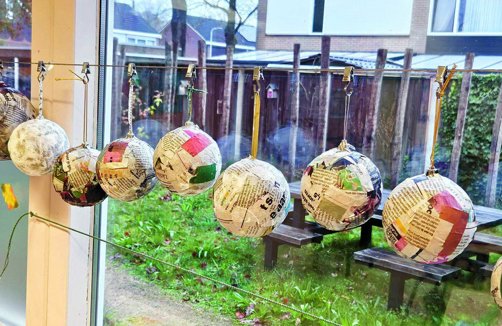 Kerstballen in maak groep 2 en 3 Veldzijde.jpg