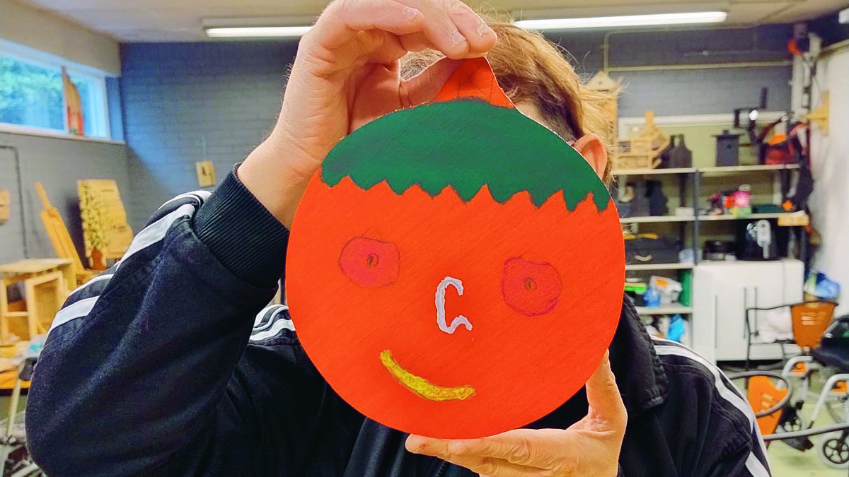 Client Het WorkHome LosserHof maakt versieringen.JPG