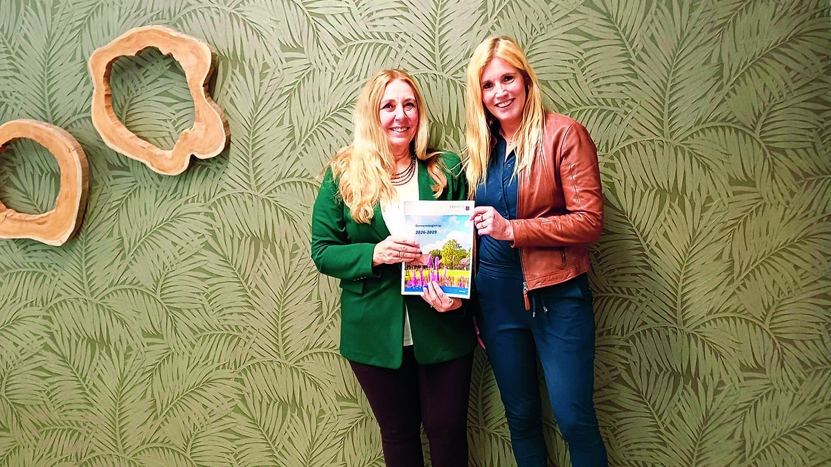 Wethouder Marian Oosterbroek en controller Wendy Wegdam.jpg