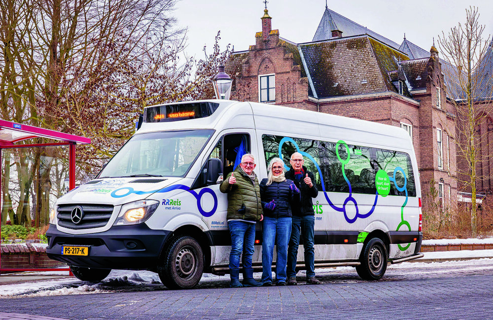 Buschauffeurs Frans Nijhuis en Joop Jansink met Martha Horstman.jpg