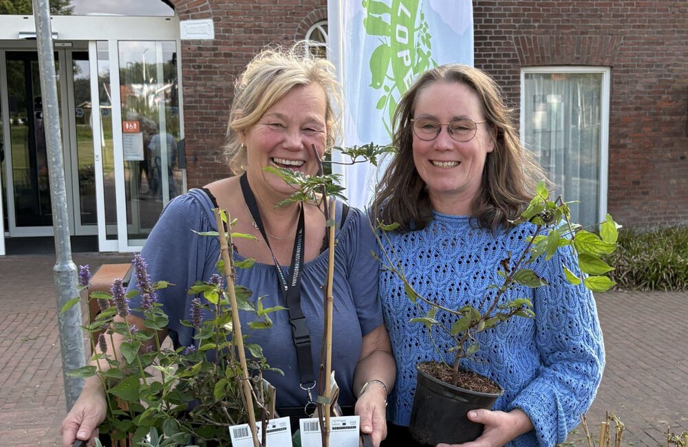 2 vrouwen met plantjes, lachend, dichterbij