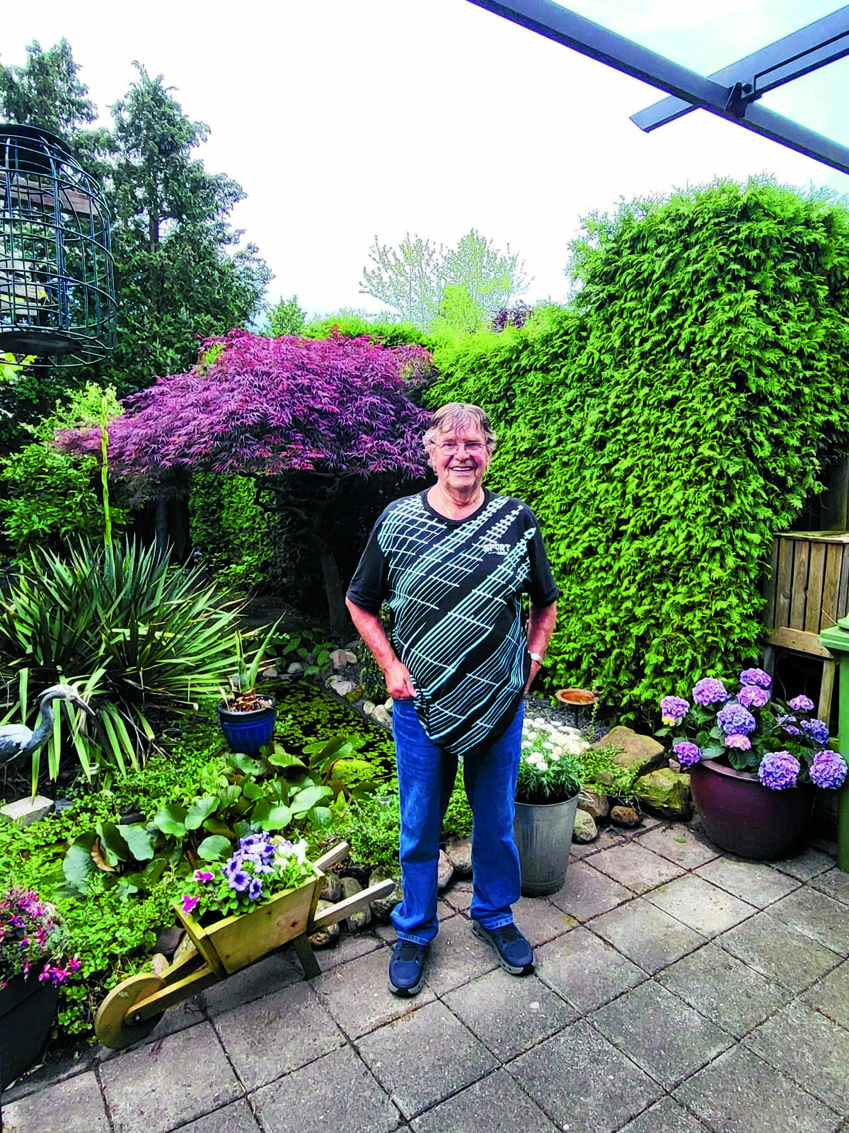 Theo Wildenborg in zijn tuin