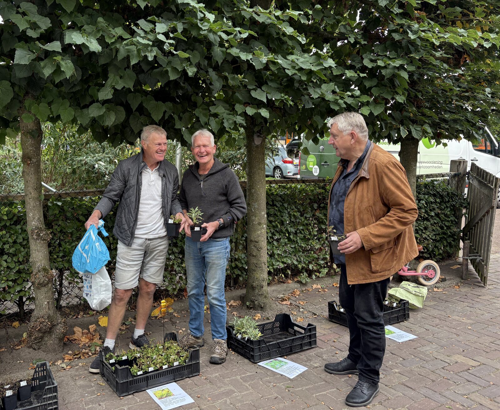 3 mannen lachend - praten