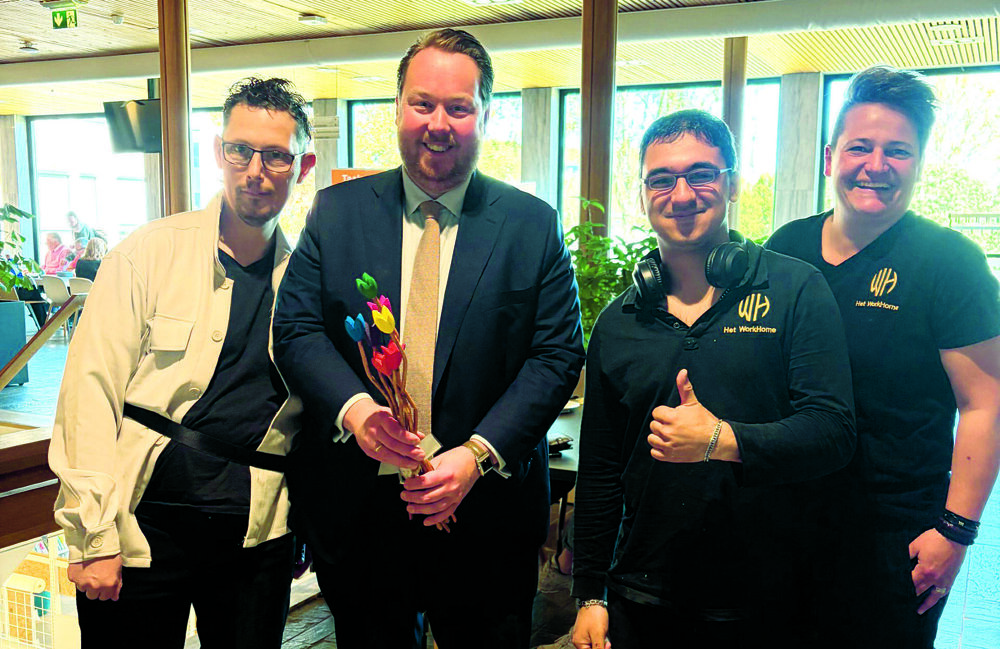 Burgemeester met clienten Workhome Losserhof en rechts begeleider Marijke.jpg