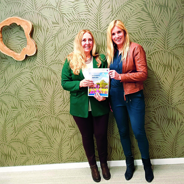 Wethouder Marian Oosterbroek en controller Wendy Wegdam.jpg